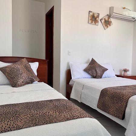 Hostal Carliza Puerto Ayora  Esterno foto