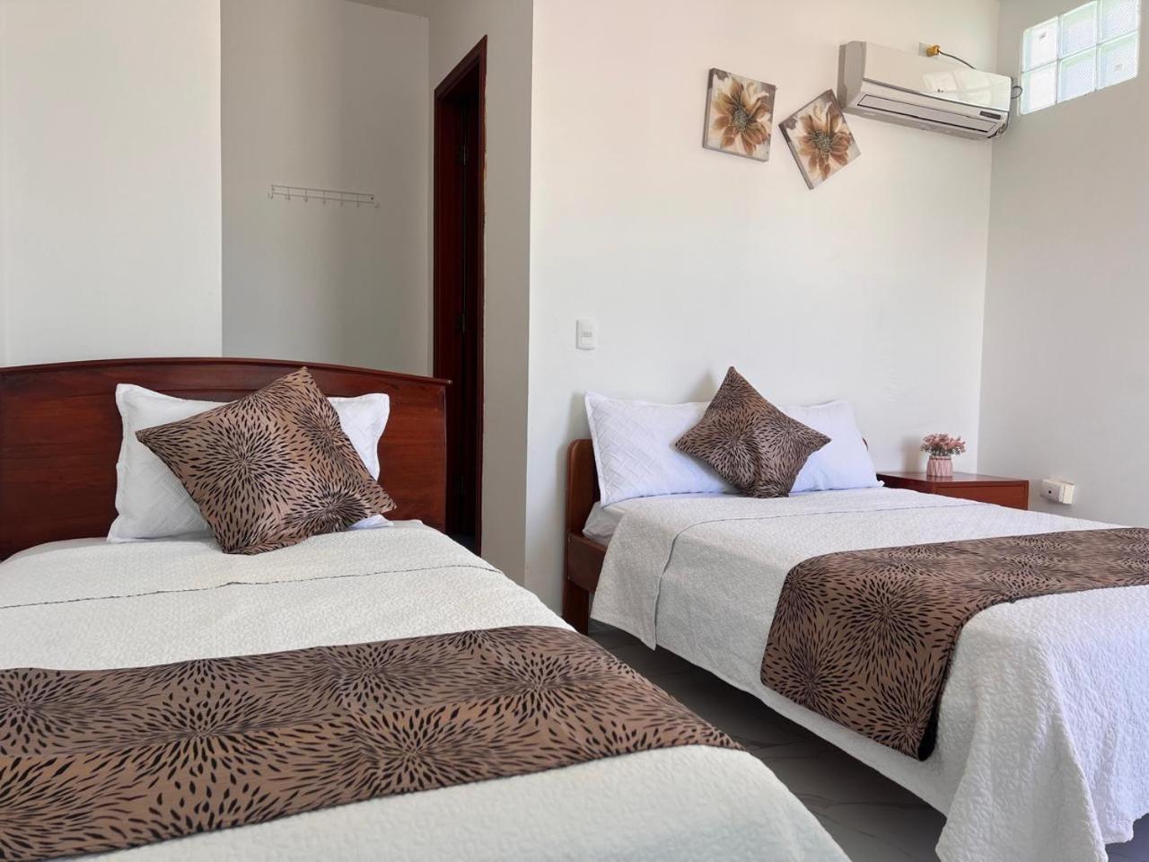 Hostal Carliza Puerto Ayora  Esterno foto