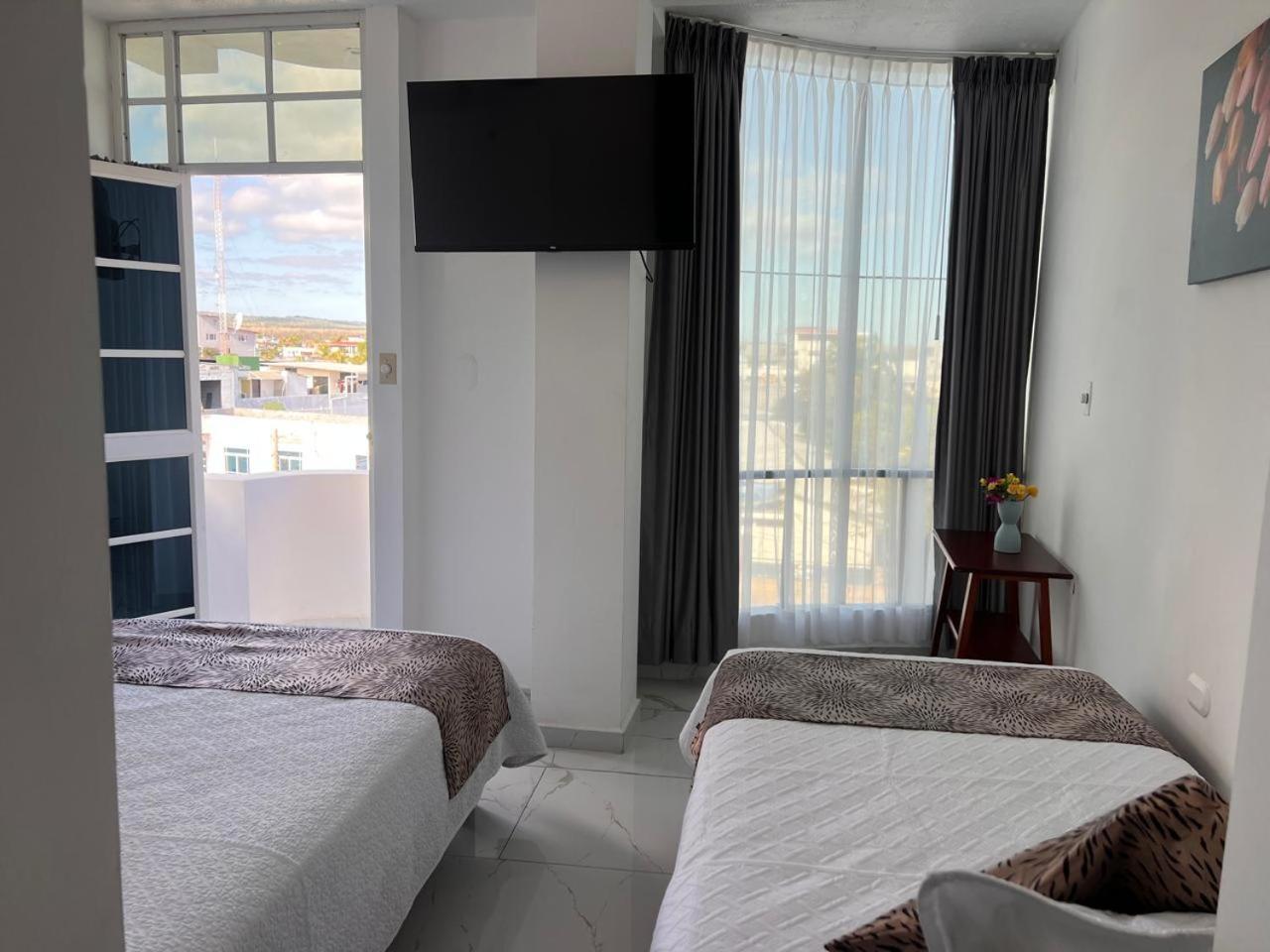 Hostal Carliza Puerto Ayora  Esterno foto