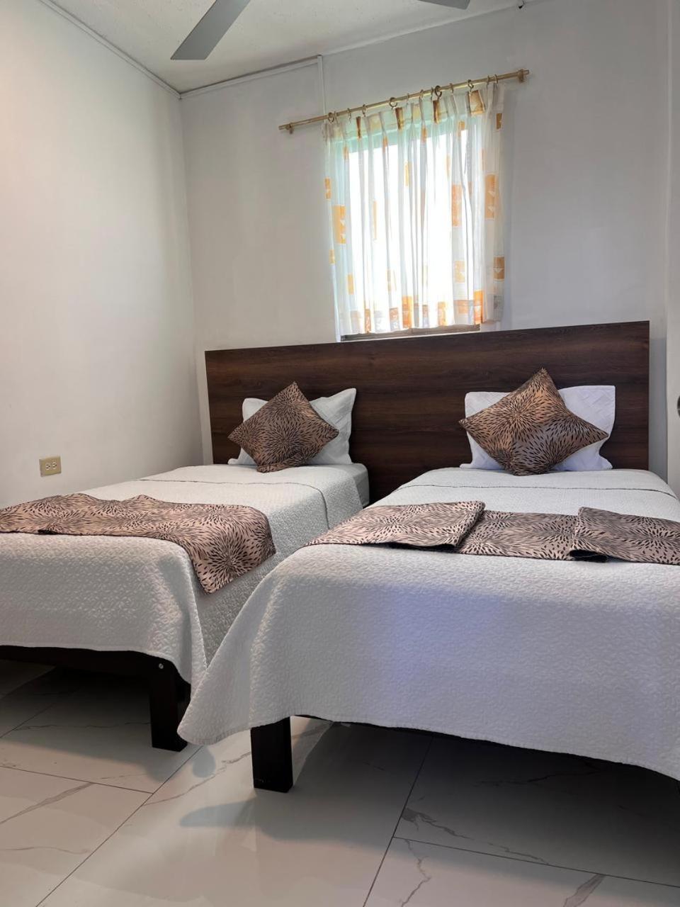 Hostal Carliza Puerto Ayora  Esterno foto