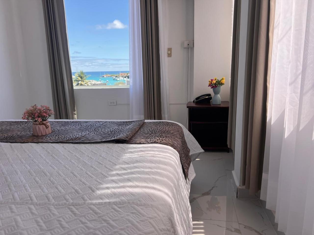 Hostal Carliza Puerto Ayora  Esterno foto